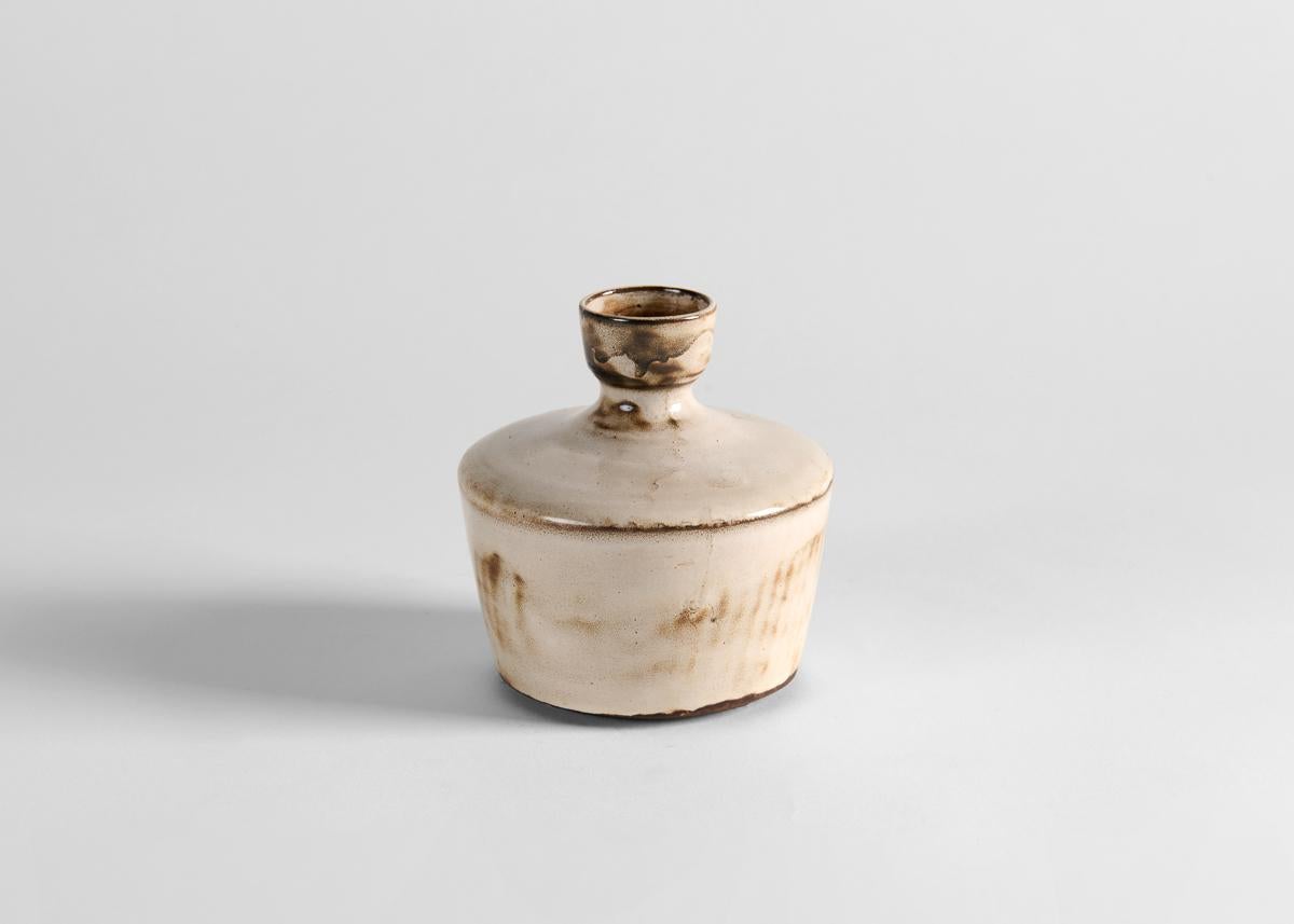 Gerard Hoffmann, Kleine weiß glasierte Vase, Frankreich, um 1960 (Glasiert) im Angebot