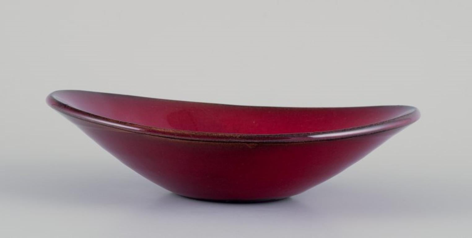 Gerard Hofmann, French ceramicist, own workshop.  Bowl with ox blood glaze In Excellent Condition For Sale In København, Copenhagen