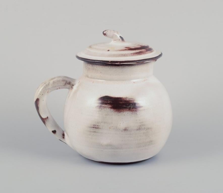 Gerard Hofmann (1917-1965), ceramista francese, laboratorio proprio. 
Grande teiera in ceramica unica. Smalto color terra. 
Realizzato a mano.
Circa 1960.
In perfette condizioni.
Firmato.
Dimensioni: H. H. 17,0 cm x P. 18,0 cm, compresa la maniglia.