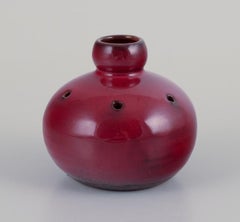 Gerard Hofmann, céramiste français. Vase perforé avec glaçure sang de bœuf.