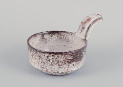 Gerard Hofmann, céramiste français. Deux pièces en céramique : un pichet et un bol.