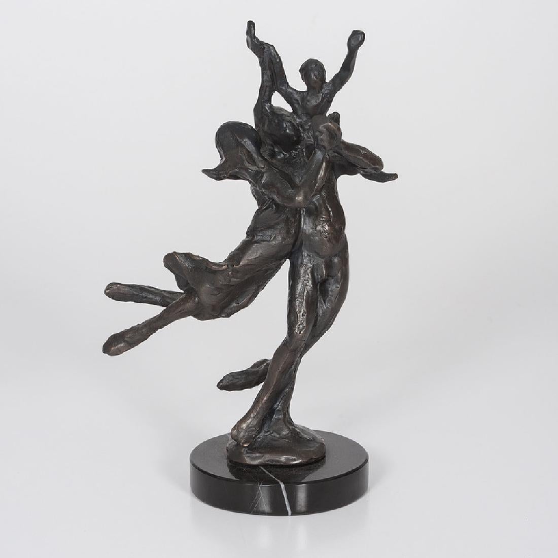 Ohne Titel (Mann, Frau und Kind tanzen) 
Bronze auf Marmorsockel.
signiert und nummeriert 

Gerard Koch war ein französischer Bildhauer der Nachkriegszeit und der Gegenwart, der 1926 geboren wurde. 
Gérard Koch, geboren am 10. März 1926 in