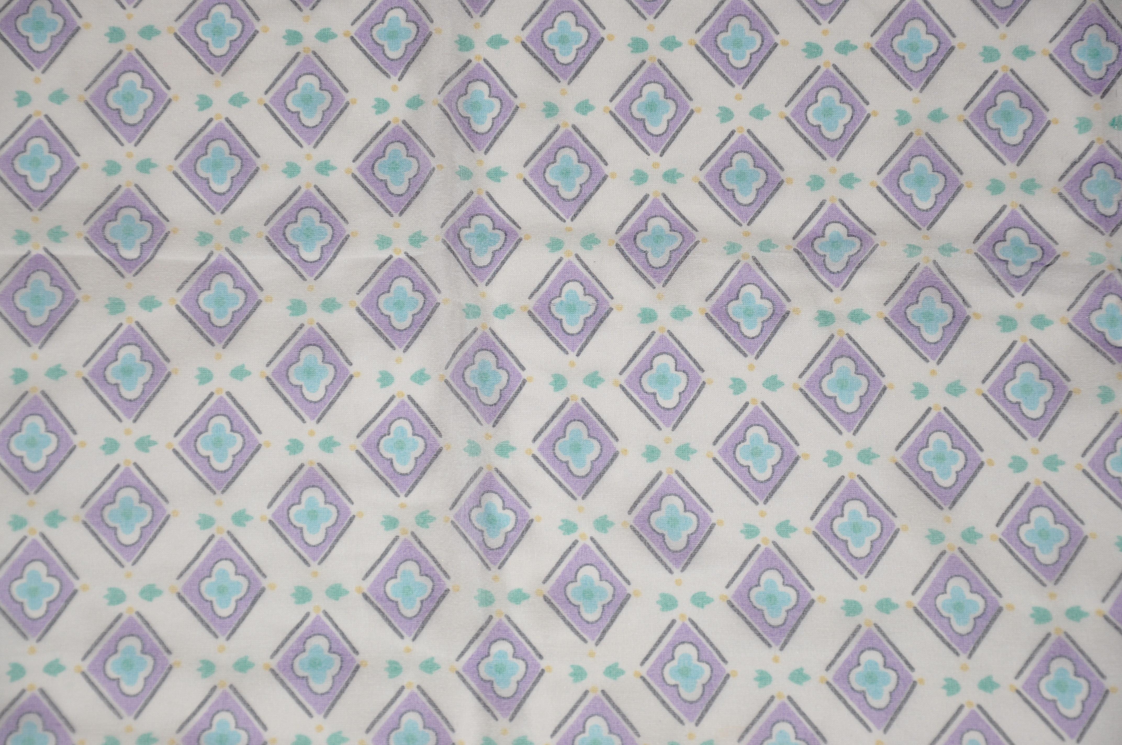     Gerard L.Y. of Paris - Élégante écharpe en mousseline de soie à bordure florale bleu marine et lavande, avec des bords surpiqués, mesure 34 pouces par 35 pouces. Fabriquées en Italie.