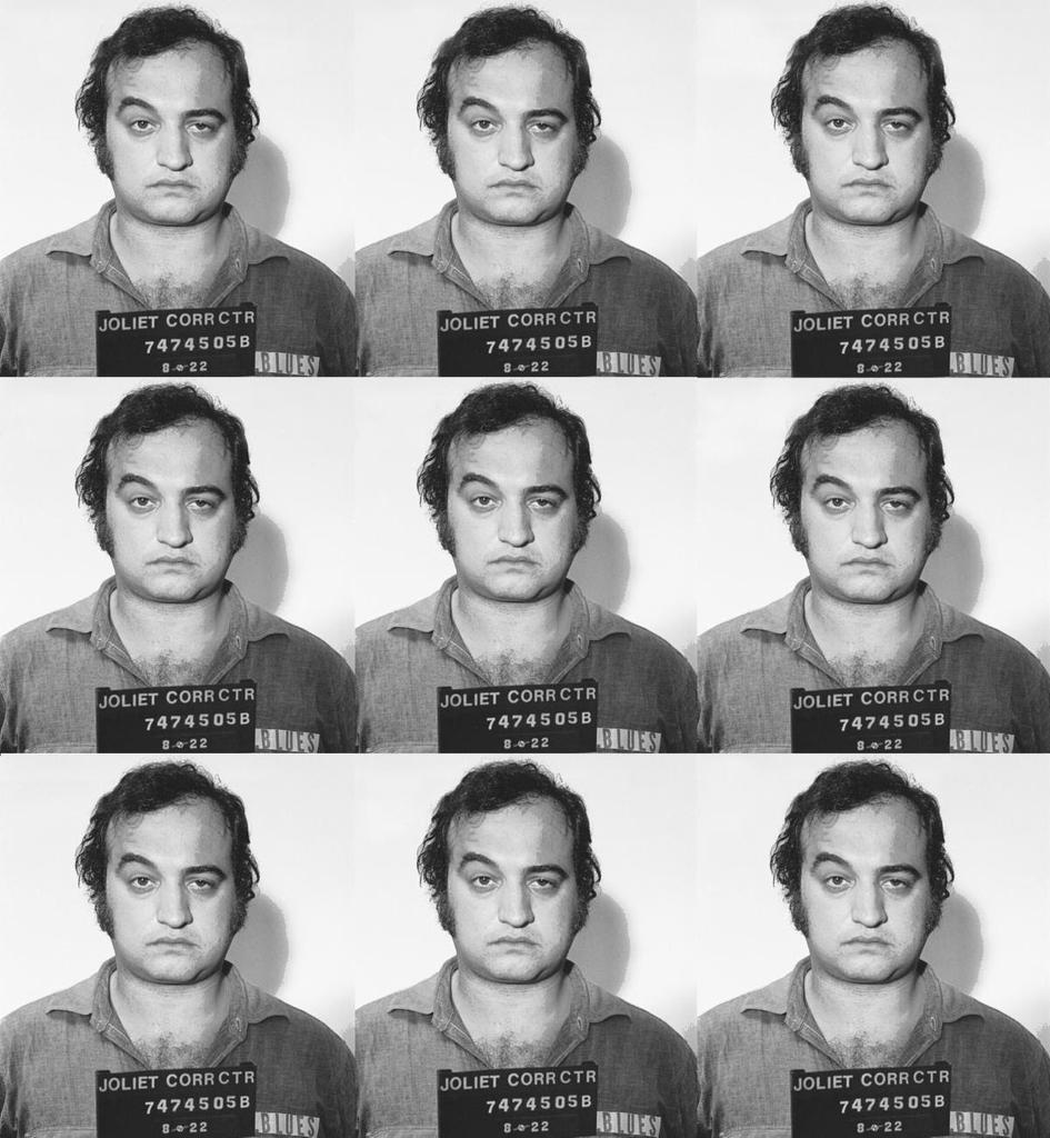 „John Belushi Mugshot“ Druck 39 x 36 Zoll Ed. of 75 von Gerard Marti, Druck

Digitaldruck auf Papier. 
Wird gerollt in einer Tube versandt. 
Vom Künstler signiert und nummeriert.

John Belushi posiert für das Verbrecherfoto seiner Figur "Joliet"