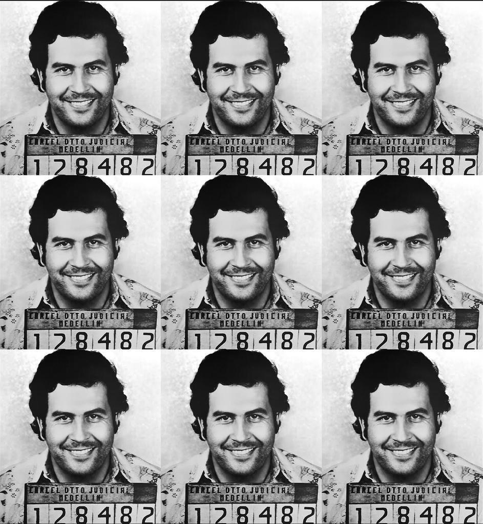 „Pablo Escobar Mugshot“ Druck 39 x 36 Zoll Ed. of 75 von Gerard Marti, Druck

Digitaldruck auf Papier
Nicht gestreckt/gerahmt. Wird in einer Tube geliefert. 
Vom Künstler signiert und nummeriert. 

Pablo Escobars berüchtigtes grinsendes