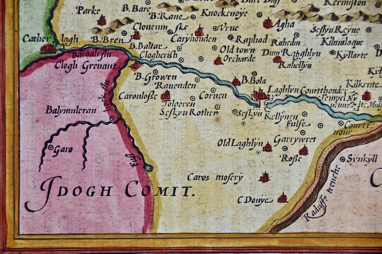 Sud-est de l'Irlande : Une carte du 17e siècle coloriée à la main par Mercator et Hondius - Beige Landscape Print par Gerard Mercator
