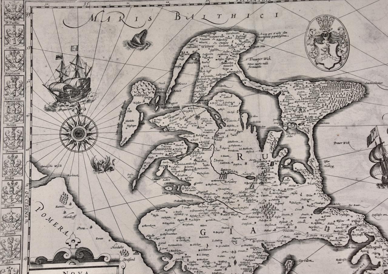 Île Rugen, Allemagne : une carte du début du XVIIe siècle par Mercator et Hondius - Gris Print par Gerard Mercator