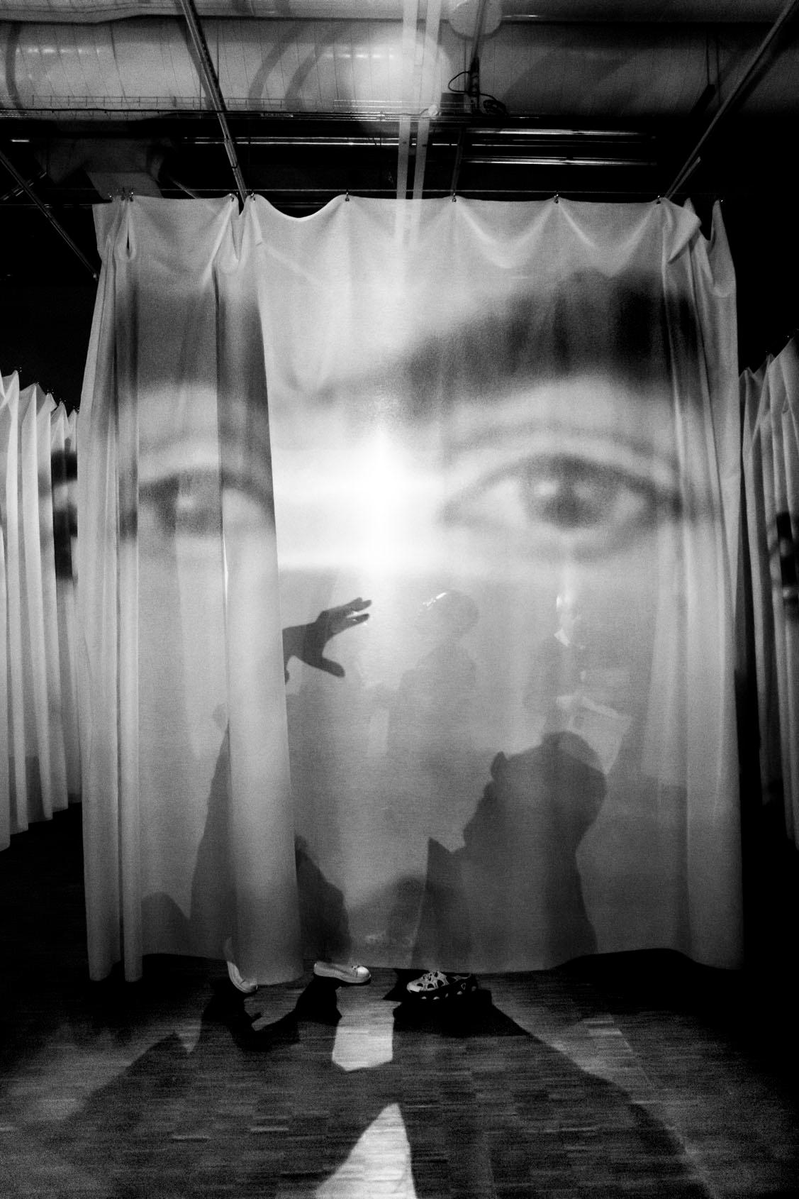 Gérard Uféras Black and White Photograph – Ein Tag im Museum - Schaufenster vor dem Fenster mit Autos, die draußen unterwegs sind b&w