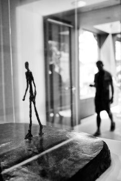 A day in the museum - figures and man in the berggruen museum