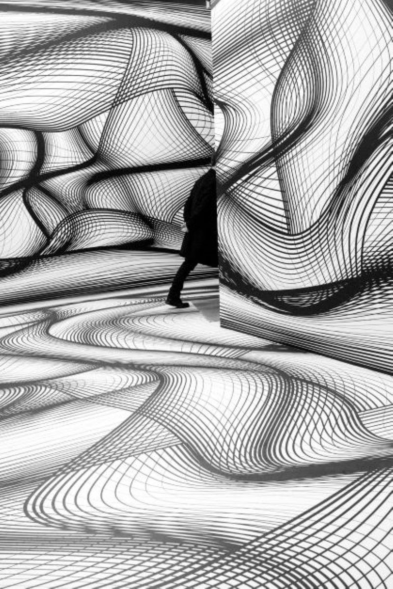 Black and White Photograph Gérard Uféras - Un jour dans le musée - murs abstraits avec un homme qui les regarde 