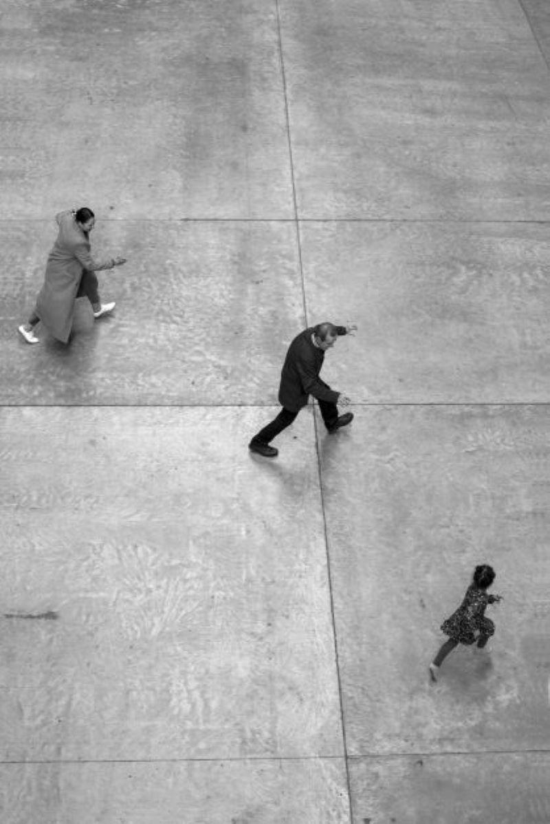 Black and White Photograph Gérard Uféras - Un jour au musée - Tate Modern - père en train de courir avec ses enfants 