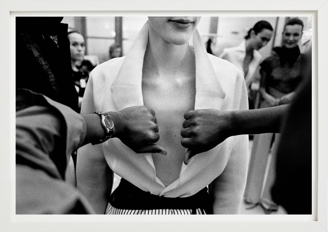 Abraham Pelham Haute Couture – Modell in weißem Hemd, Kunstfotografie, 1999 im Angebot 5