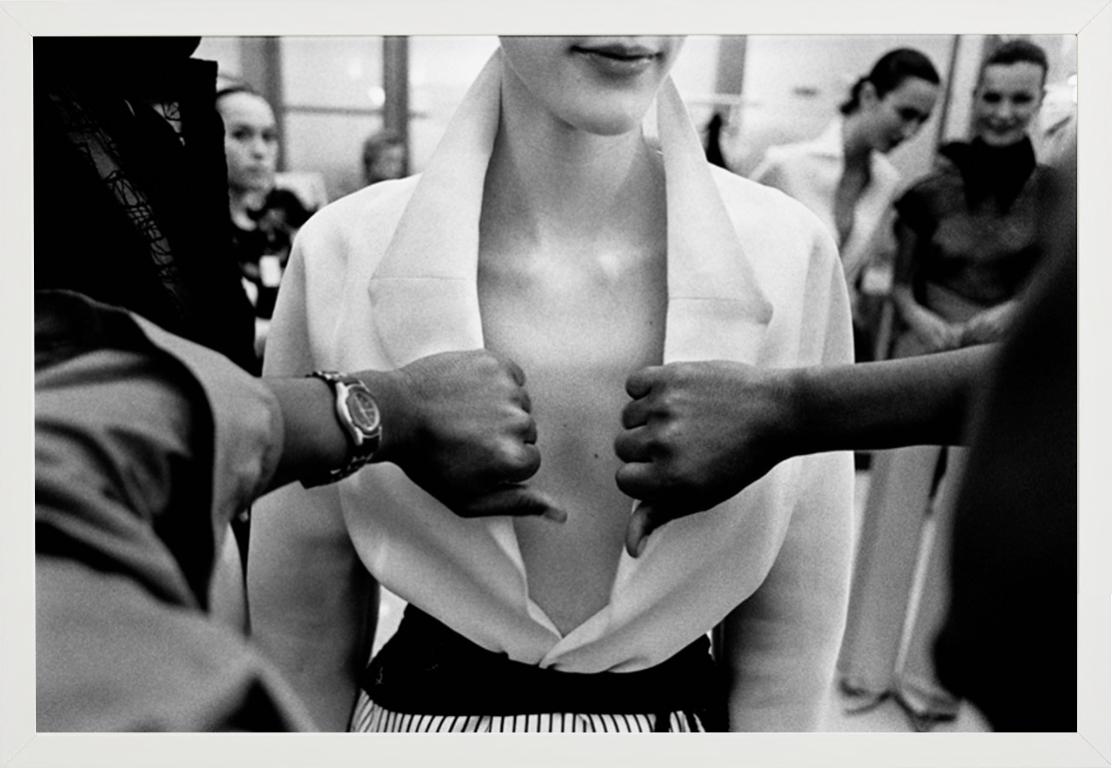Abraham Pelham Haute Couture – Modell in weißem Hemd, Kunstfotografie, 1999 im Angebot 6