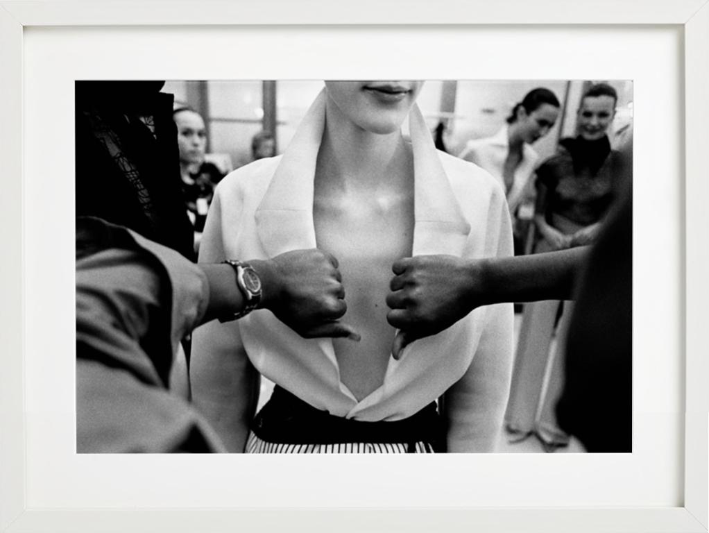 Abraham Pelham Haute Couture – Modell in weißem Hemd, Kunstfotografie, 1999 im Angebot 7