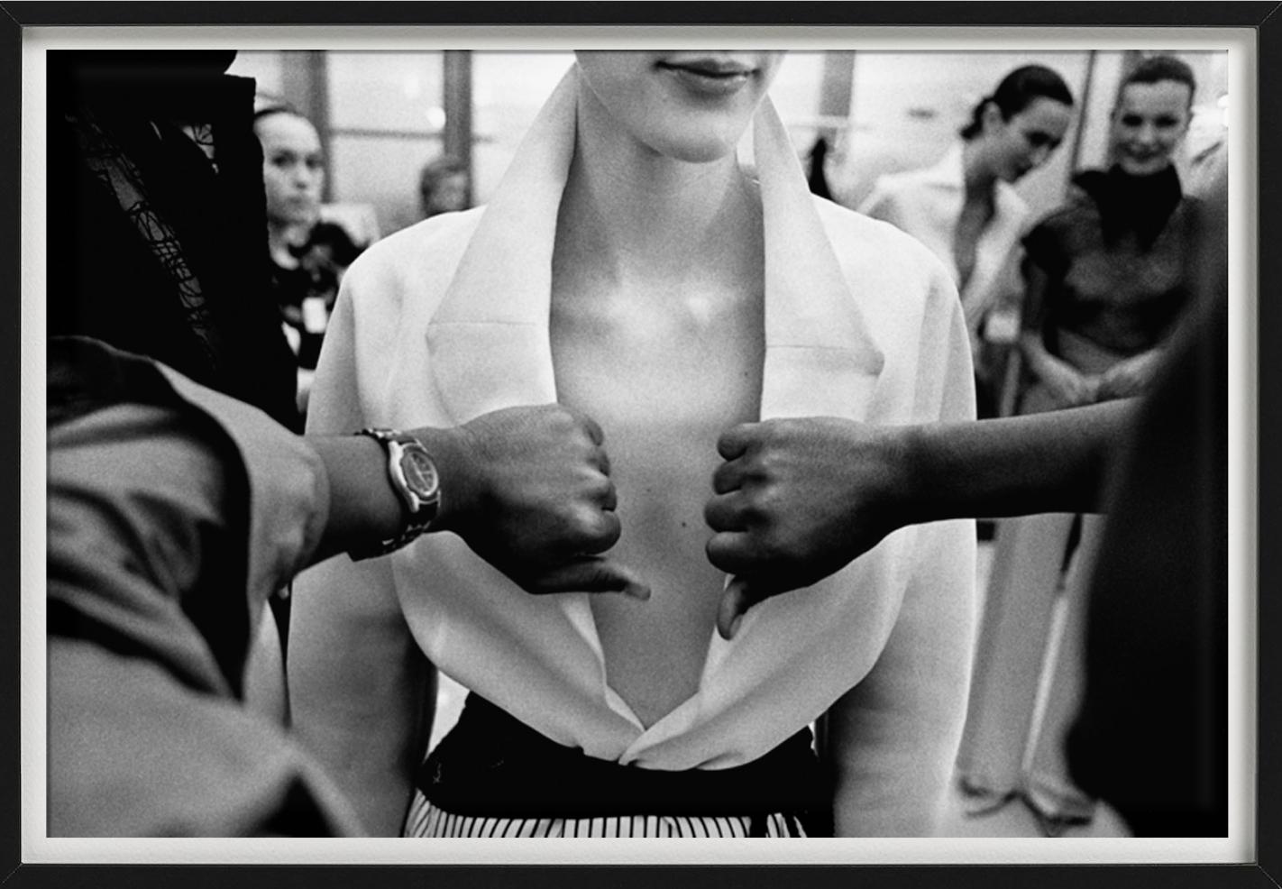Abraham Pelham Haute Couture – Modell in weißem Hemd, Kunstfotografie, 1999 im Angebot 8