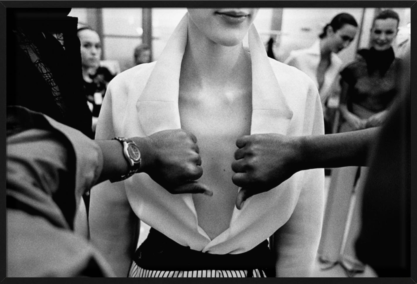 Abraham Pelham Haute Couture – Modell in weißem Hemd, Kunstfotografie, 1999 im Angebot 1