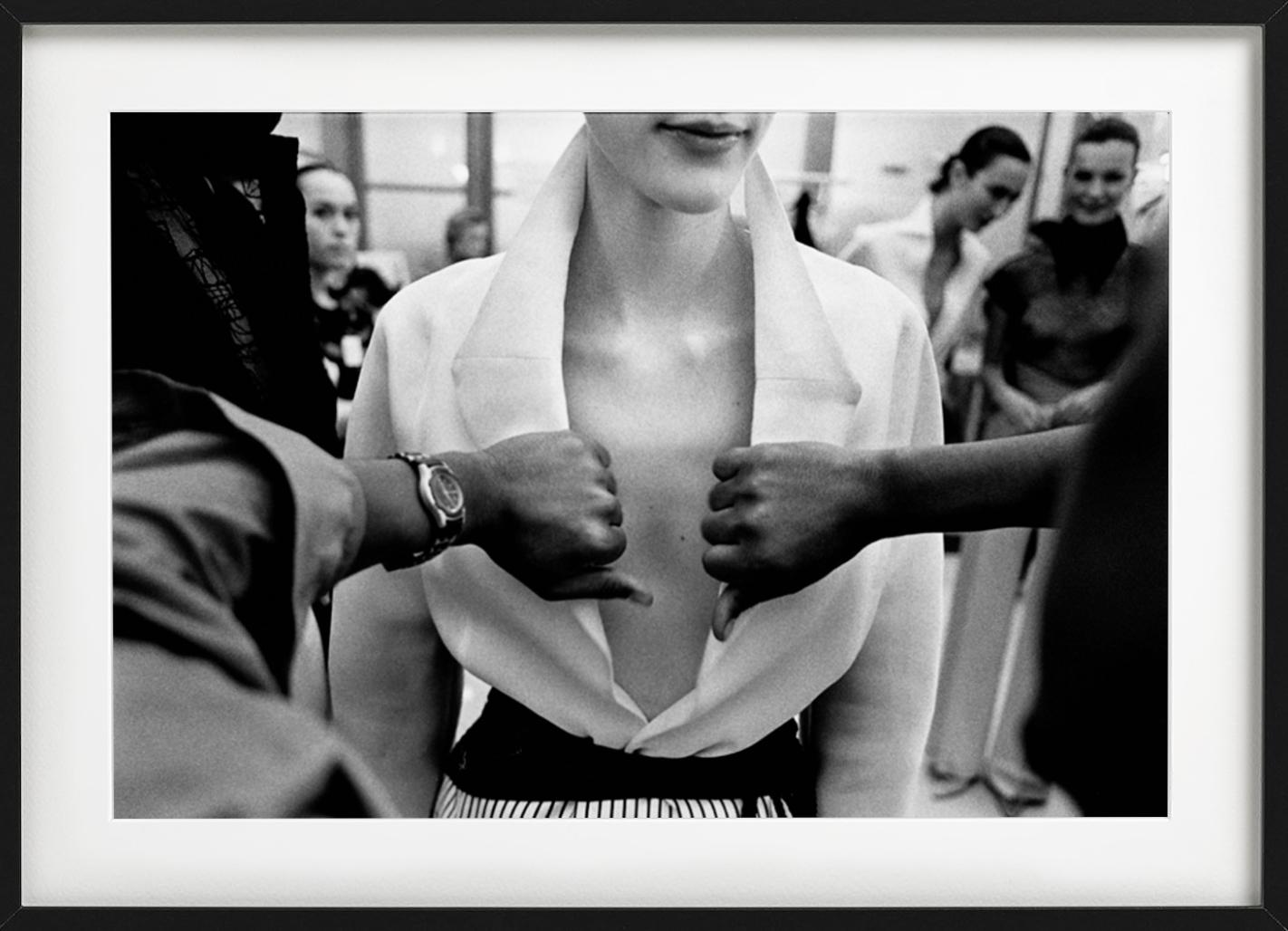 Abraham Pelham Haute Couture – Modell in weißem Hemd, Kunstfotografie, 1999 im Angebot 3