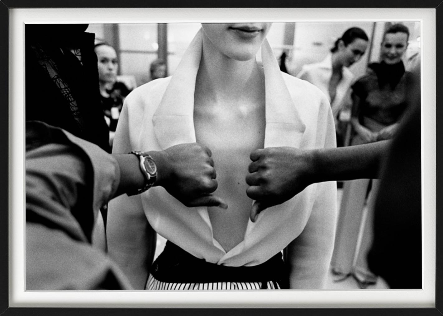 Abraham Pelham Haute Couture – Modell in weißem Hemd, Kunstfotografie, 1999 im Angebot 4
