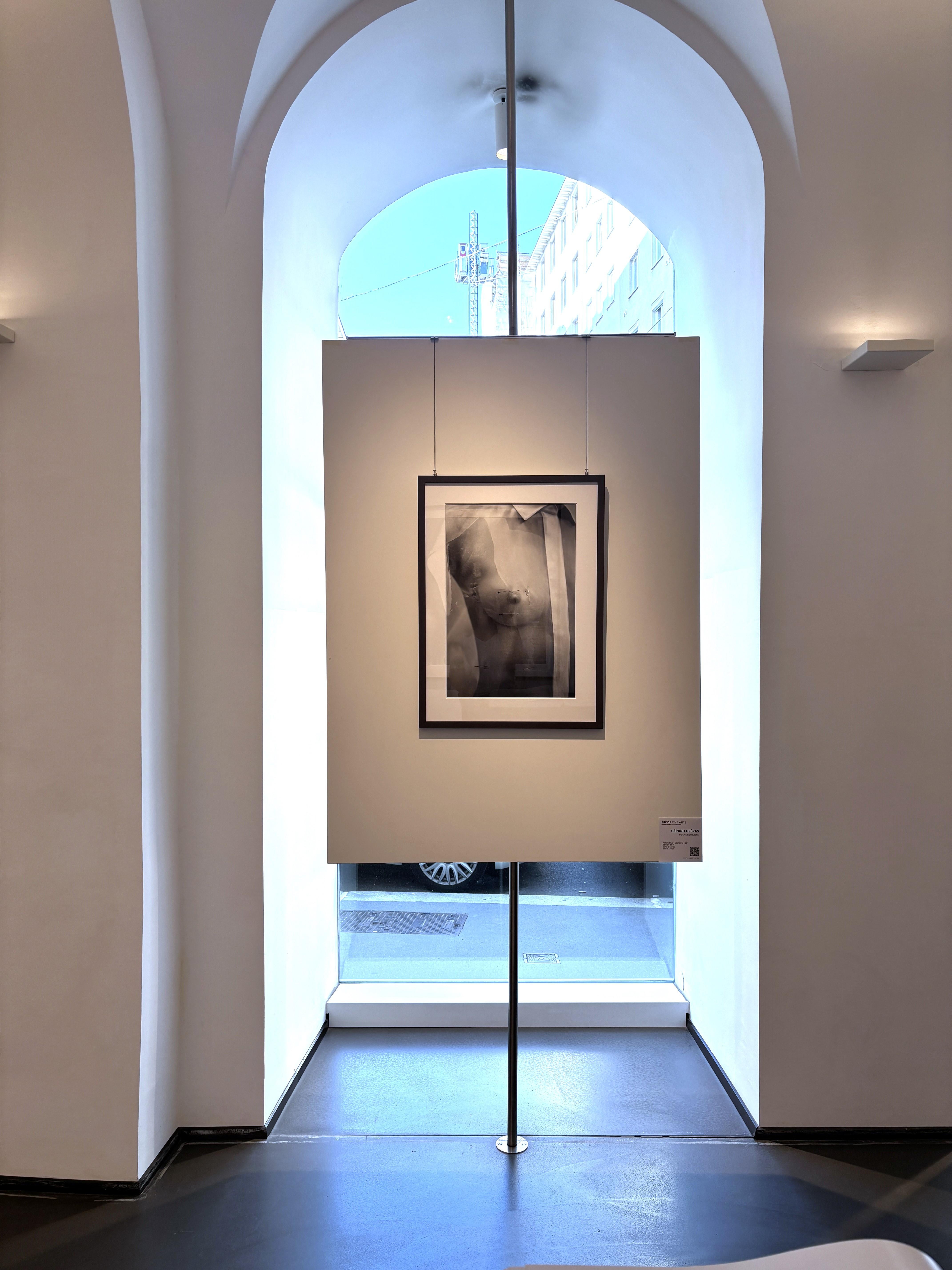 Christian Dior Haute Couture, 30th Avenue Montaigne – Kunstfotografie, 2000 im Angebot 5