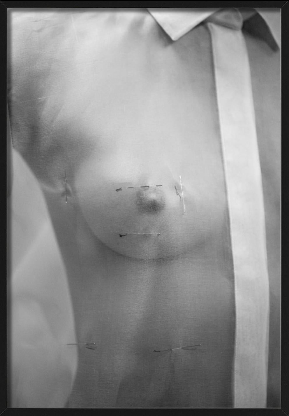 Nahaufnahme eines Models, das eine transparente Bluse mit Nadeln trägt, die Anpassungen markieren, fotografiert von Gérard Uféras im Dior-Atelier.

Alle Drucke sind in limitierter Auflage erhältlich. Erhältlich in mehreren Größen. Hochwertige