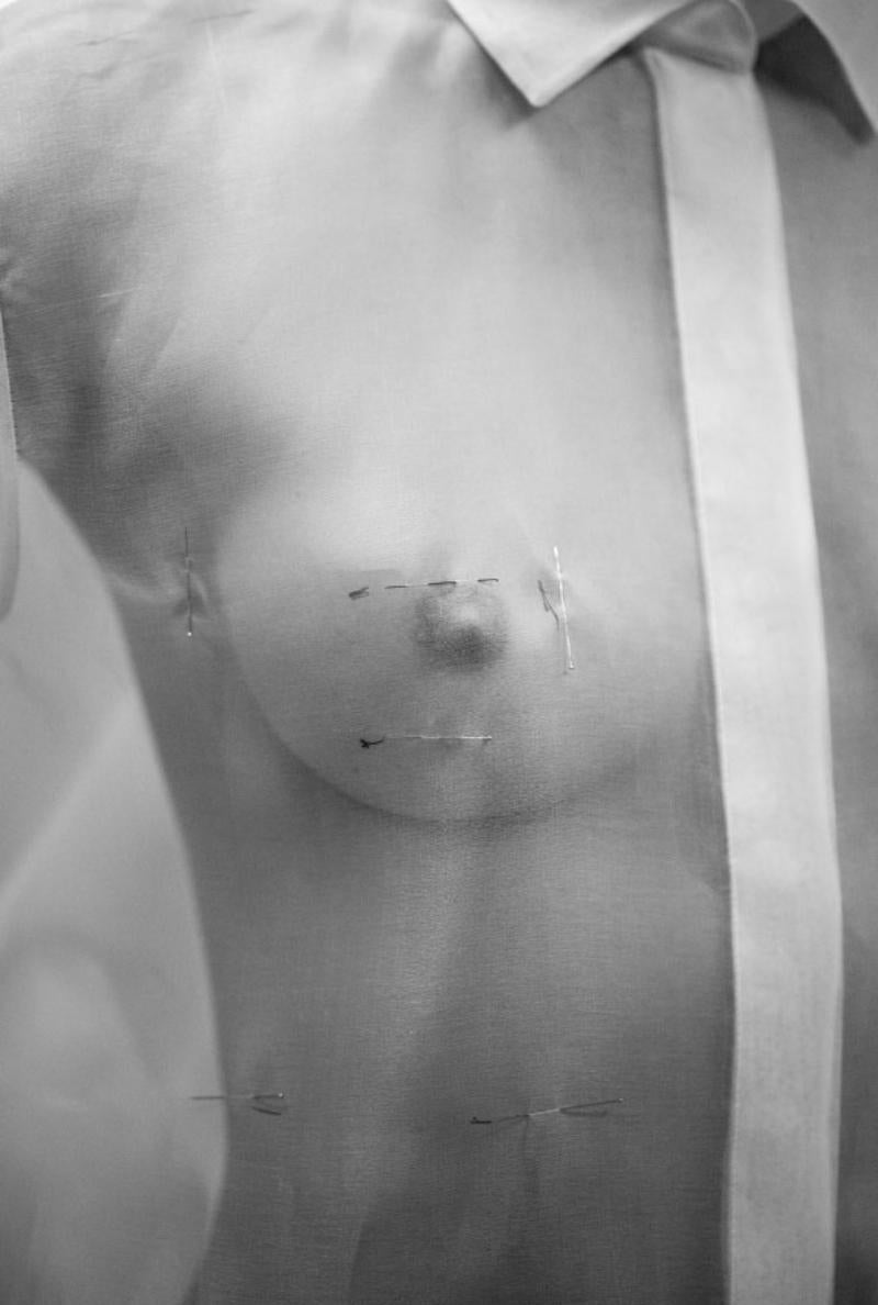 Gérard Uféras Black and White Photograph – Christian Dior Haute Couture, 30th Avenue Montaigne – Kunstfotografie, 2000