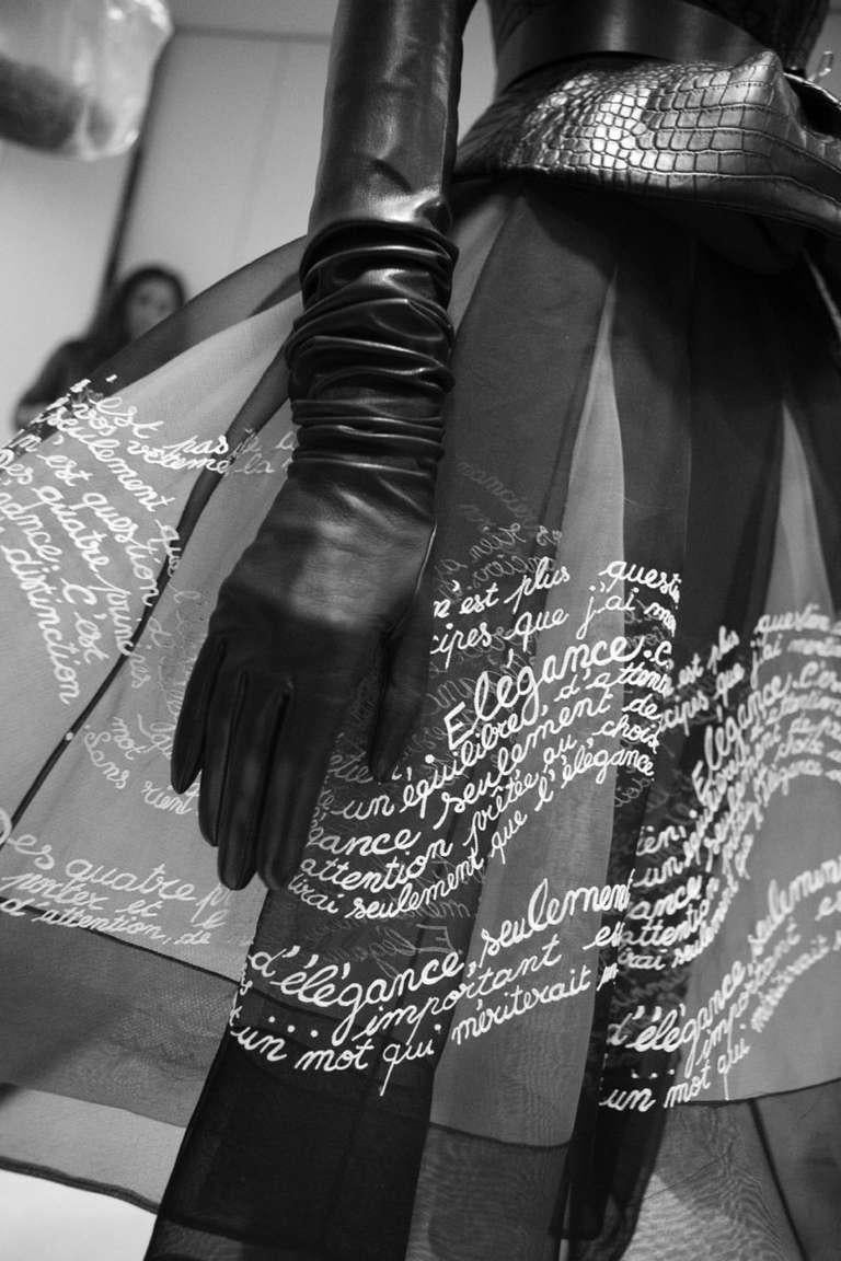 Black and White Photograph Gérard Uféras - Christian Dior Paris - mannequin à dos nu avec gants noirs et robe transparente