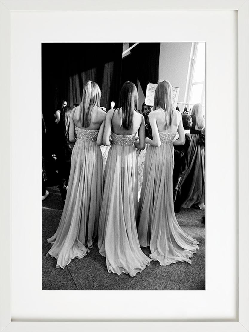 „Elie Saab Haute Couture“ – drei Models in Kleidern, Kunstfotografie, 2007 – Photograph von Gérard Uféras