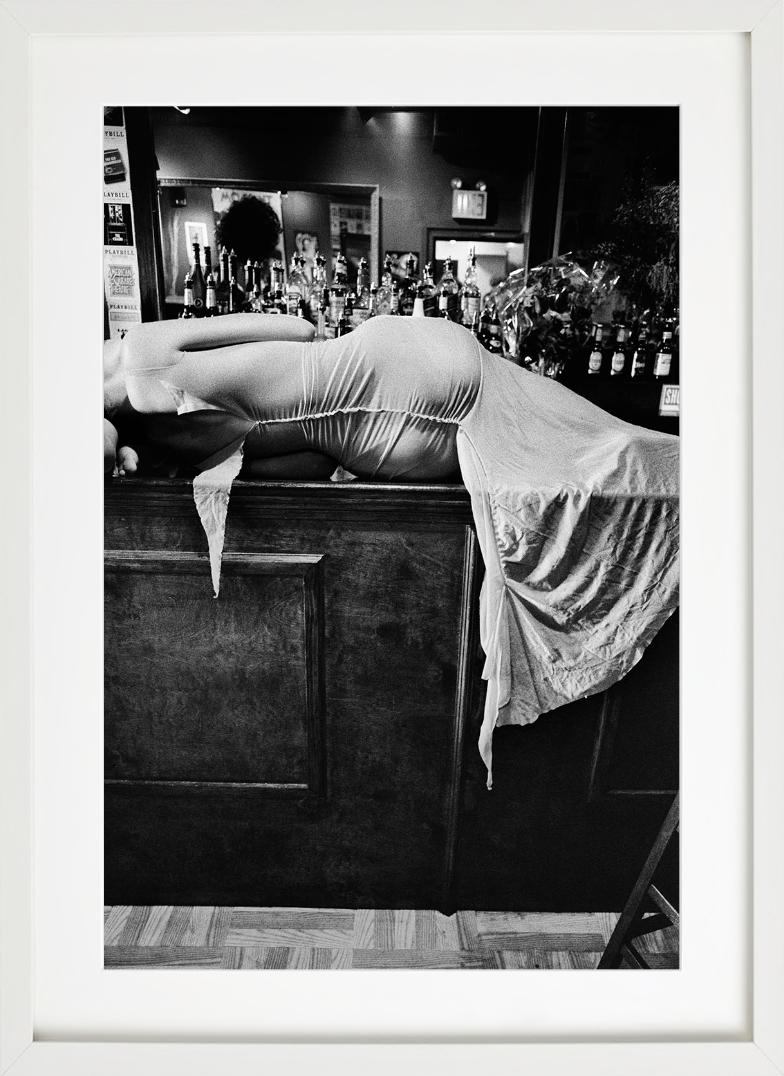 Elisa Jimenez, Ready to Wear 2000, NY, Foto en blanco y negro de una mujer en la barra del bar en venta 6