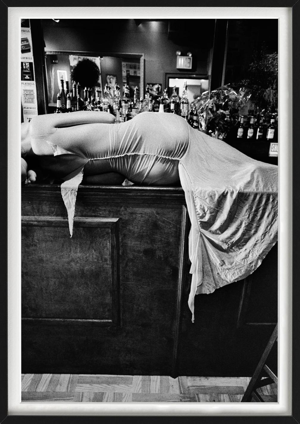 Elisa Jimenez, Ready to Wear 2000, NY, Foto en blanco y negro de una mujer en la barra del bar - Black and White Photograph Negro de Gérard Uféras