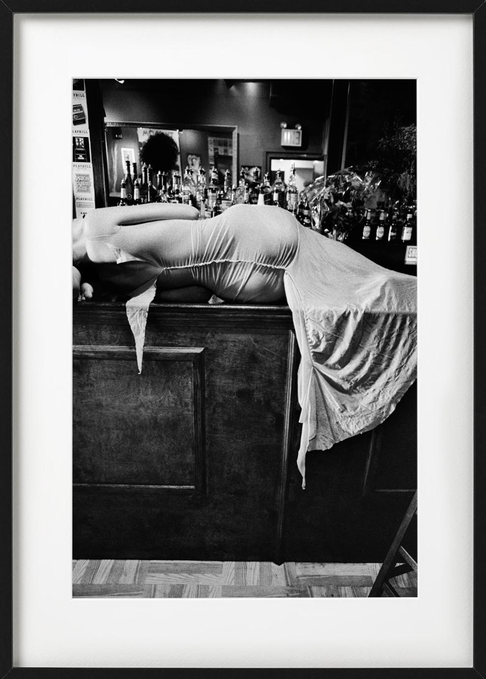 Mujer con vestido blanco tumbada en una barra de madera, fotografiada por Gérard Uféras para Elisa Jimenez Ready to wear en 2000.

Disponible en varios tamaños. Todas las impresiones son de edición limitada; si lo deseas, podemos enmarcarlas.

Todas