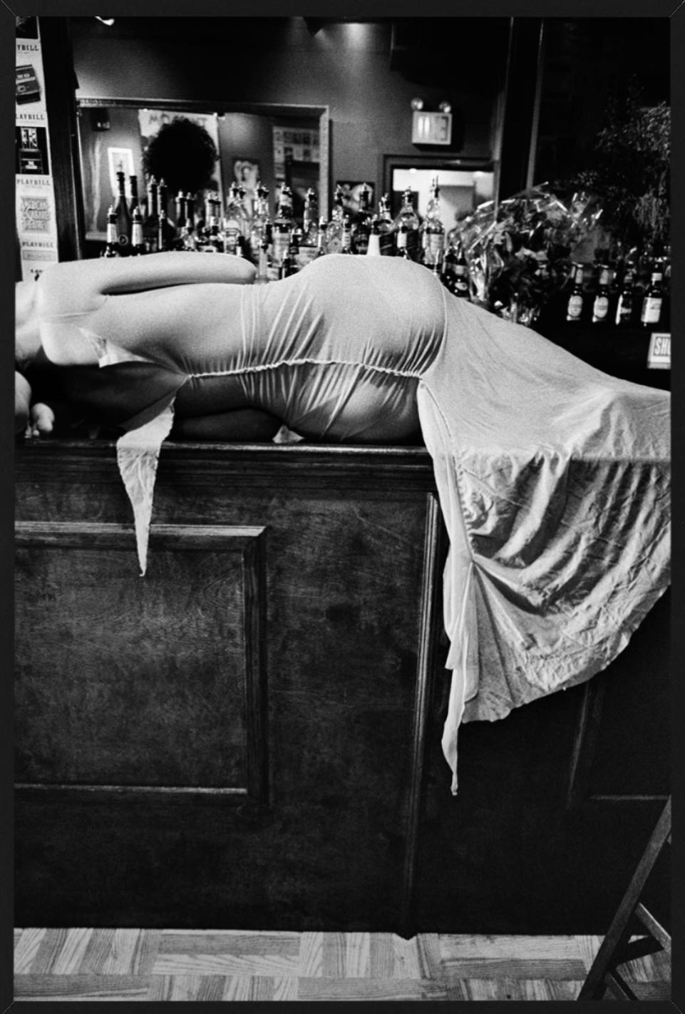 Elisa Jimenez, Ready to Wear 2000, NY, Foto en blanco y negro de una mujer en la barra del bar en venta 2