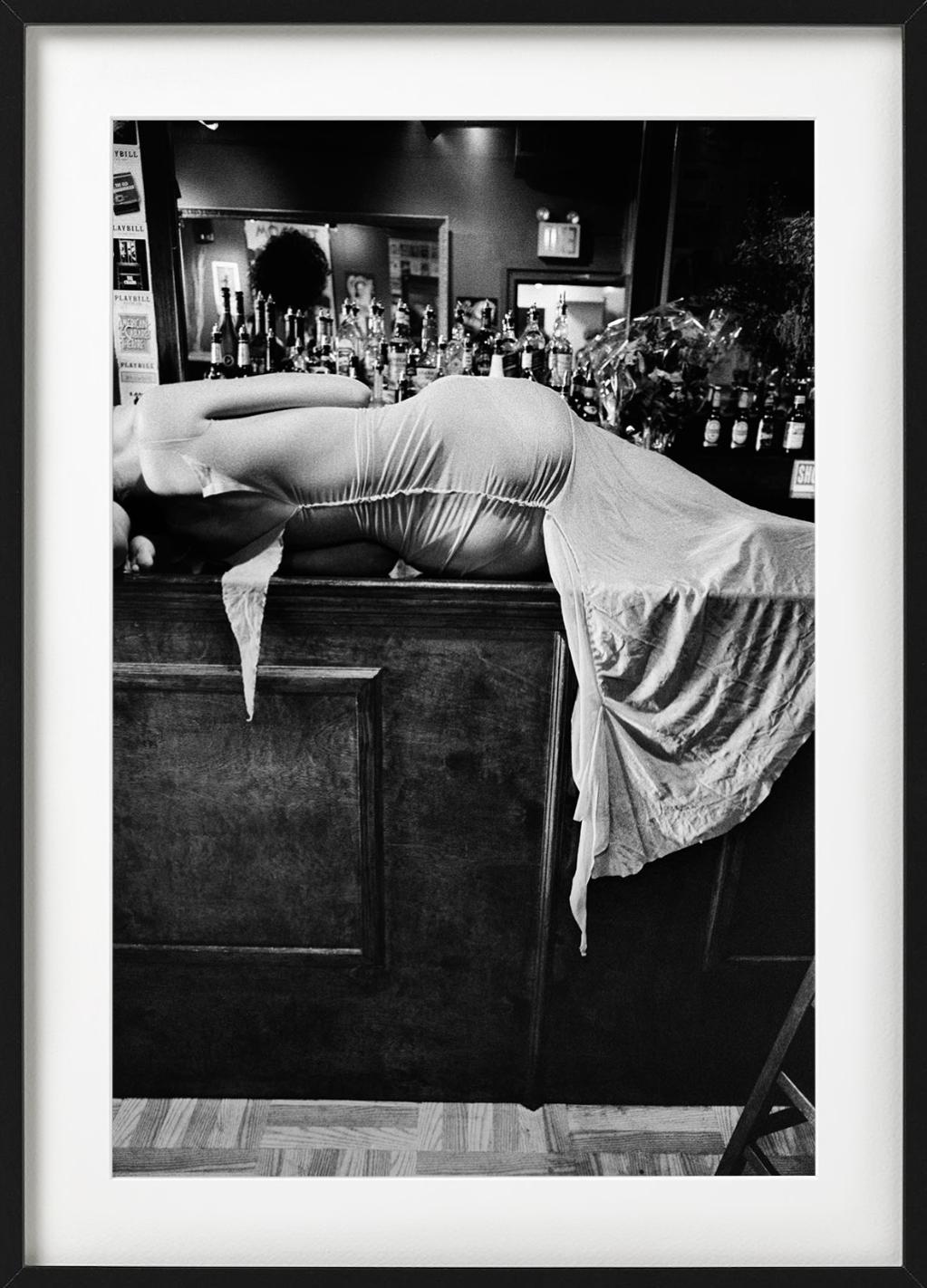 Elisa Jimenez, Ready to Wear 2000, NY, Foto en blanco y negro de una mujer en la barra del bar en venta 3