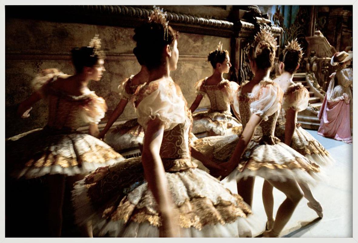 En coulisses de La Belle Au Bois Dormant de Rudolf Noureyev, Ballet de L'Opéra National de Paris, Paris, photographé par Gérard Uféras.

Tous les tirages sont en édition limitée. Disponible en plusieurs tailles. Encadrement haut de gamme sur