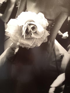 Gianfranco Ferre Pret a Porter, Milan - mannequin dans une robe romantique avec un rose