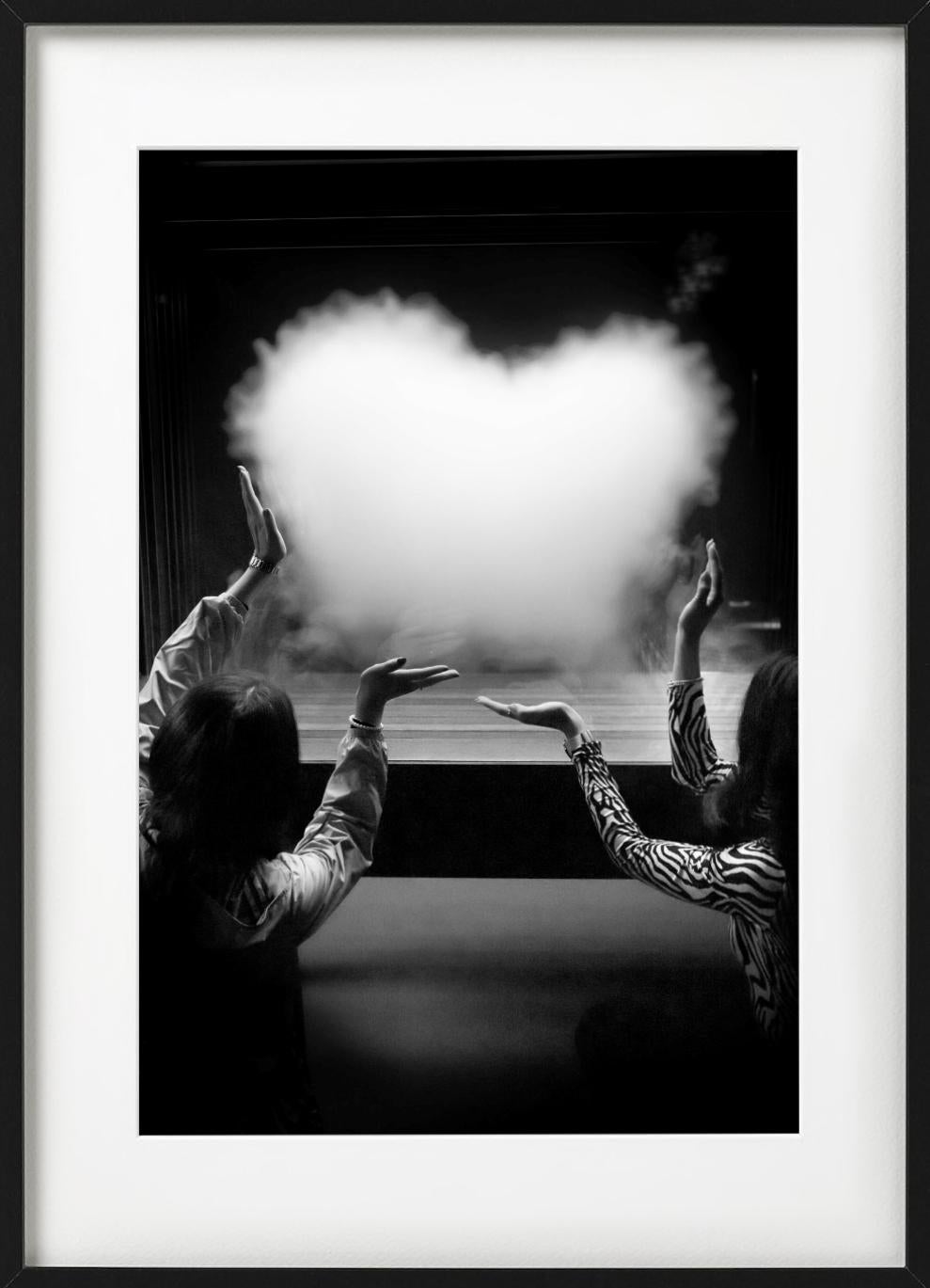 Arte del corazón - Nube en forma de corazón, Fotografía artística - Black and White Photograph Negro de Gérard Uféras