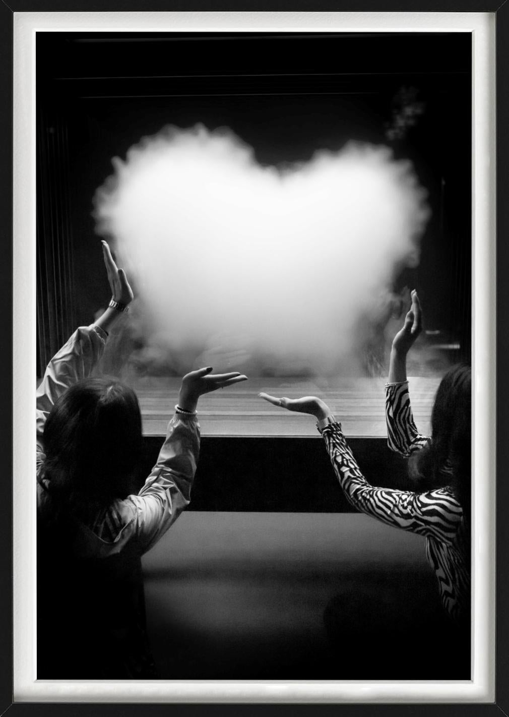 Primer plano de dos manos que sostienen un corazón flotante hecho de nubes fotografiado por Gérard Uféras.

Todas las impresiones son de edición limitada. Disponible en varios tamaños. Enmarcado de alta gama a petición.

Todas las impresiones están