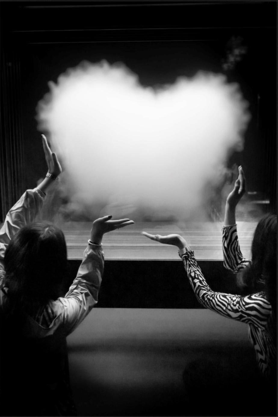 Black and White Photograph de Gérard Uféras - Arte del corazón - Nube en forma de corazón, Fotografía artística