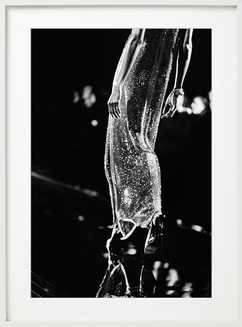 Paco Rabanne Haute Couture Laufsteg. automne-hiver – Kunstfotografie, 1999 – Photograph von Gérard Uféras