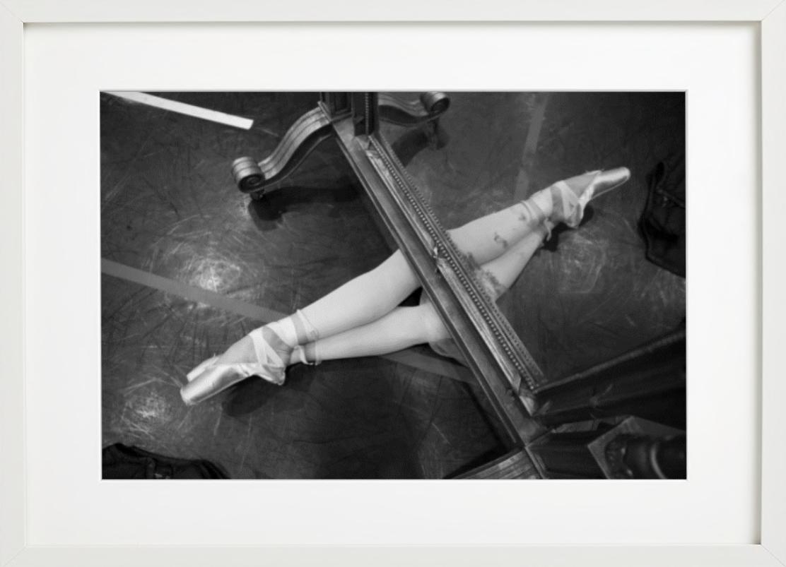 Piernas de piano, Compañía de Ballet del Teatro Alla Scala - Zapatillas de ballet bajo un piano en venta 2