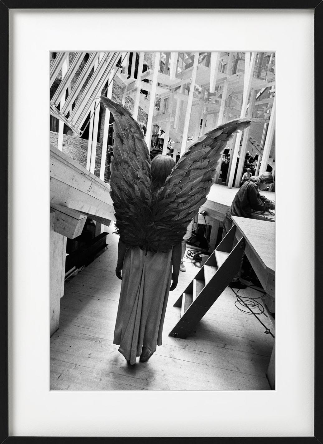 L'ange de Messiaen , Salzburger Festspiele, ange du dos - Gris Black and White Photograph par Gérard Uféras