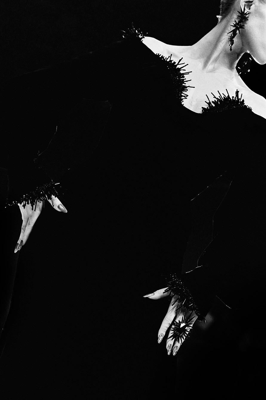 Gérard Uféras Black and White Photograph - Thierry Mugler, Haute Couture, Automne-Hiver - Fine Art Photography, 1999