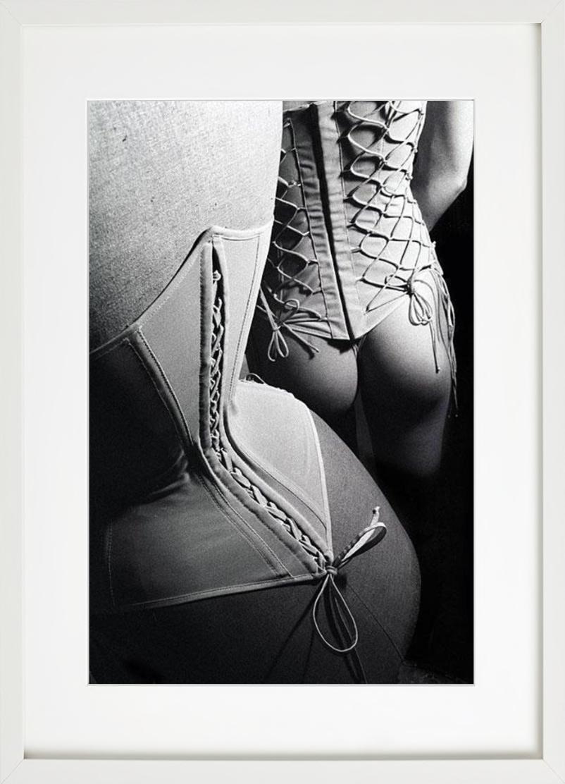 Worth haute couture - alla donna con corpetto bianco che espone il sedere - Print Contemporaneo di Gérard Uféras