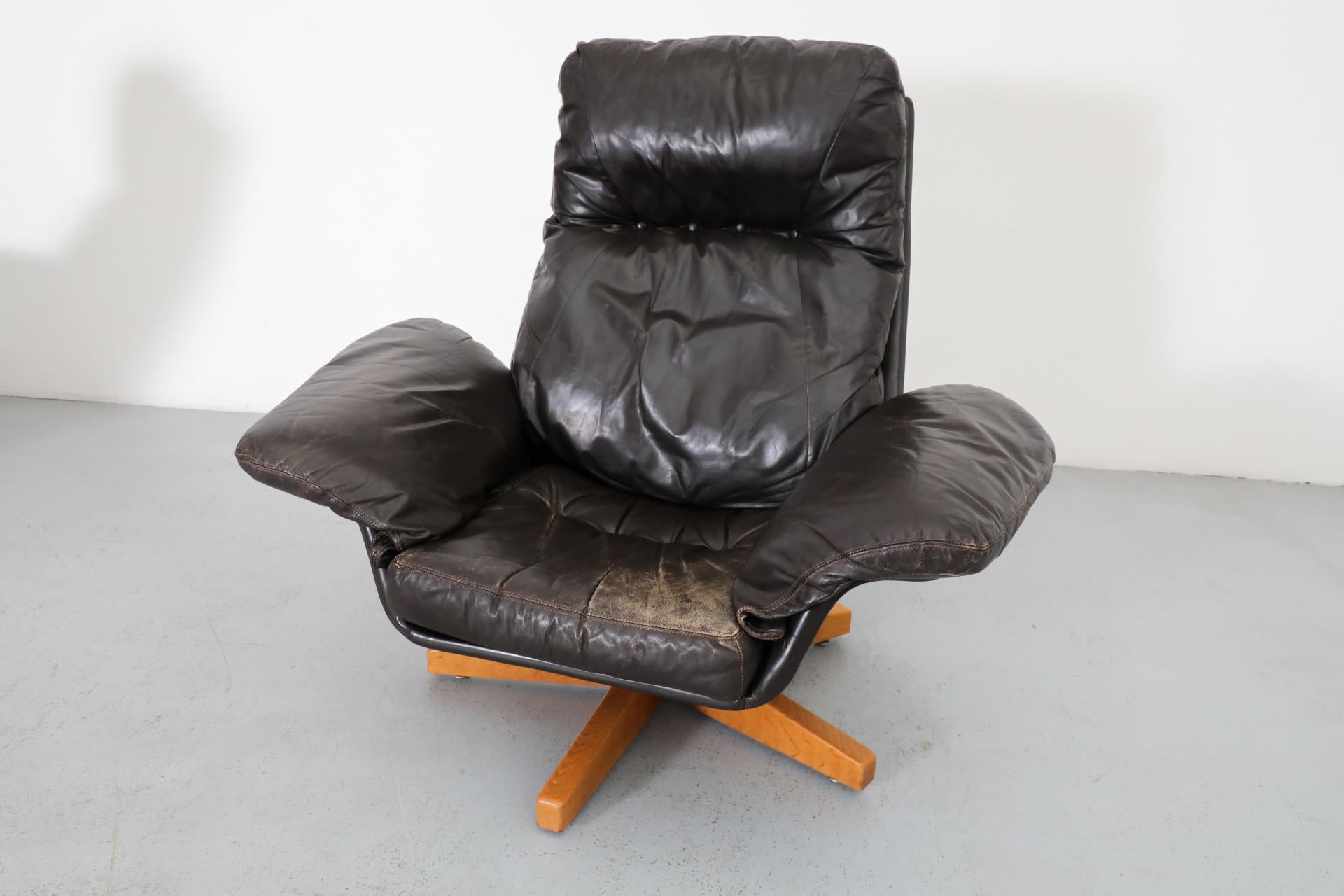 Gerard van den Berg (attr) Espresso Leder Drehsessel mit Eichenholzfüßen im Angebot 8