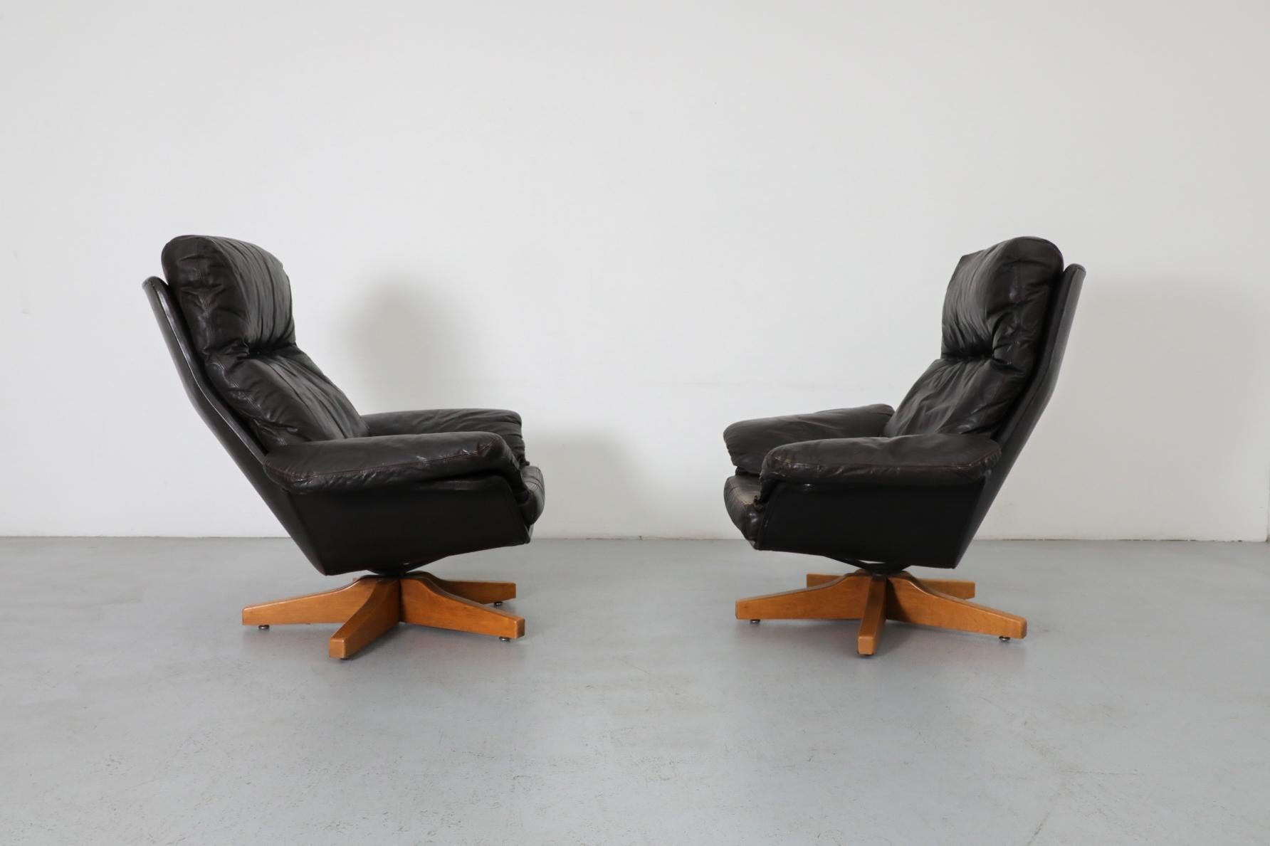 Gerard van den Berg (attr) Espresso Leder Drehsessel mit Eichenholzfüßen (Moderne der Mitte des Jahrhunderts) im Angebot