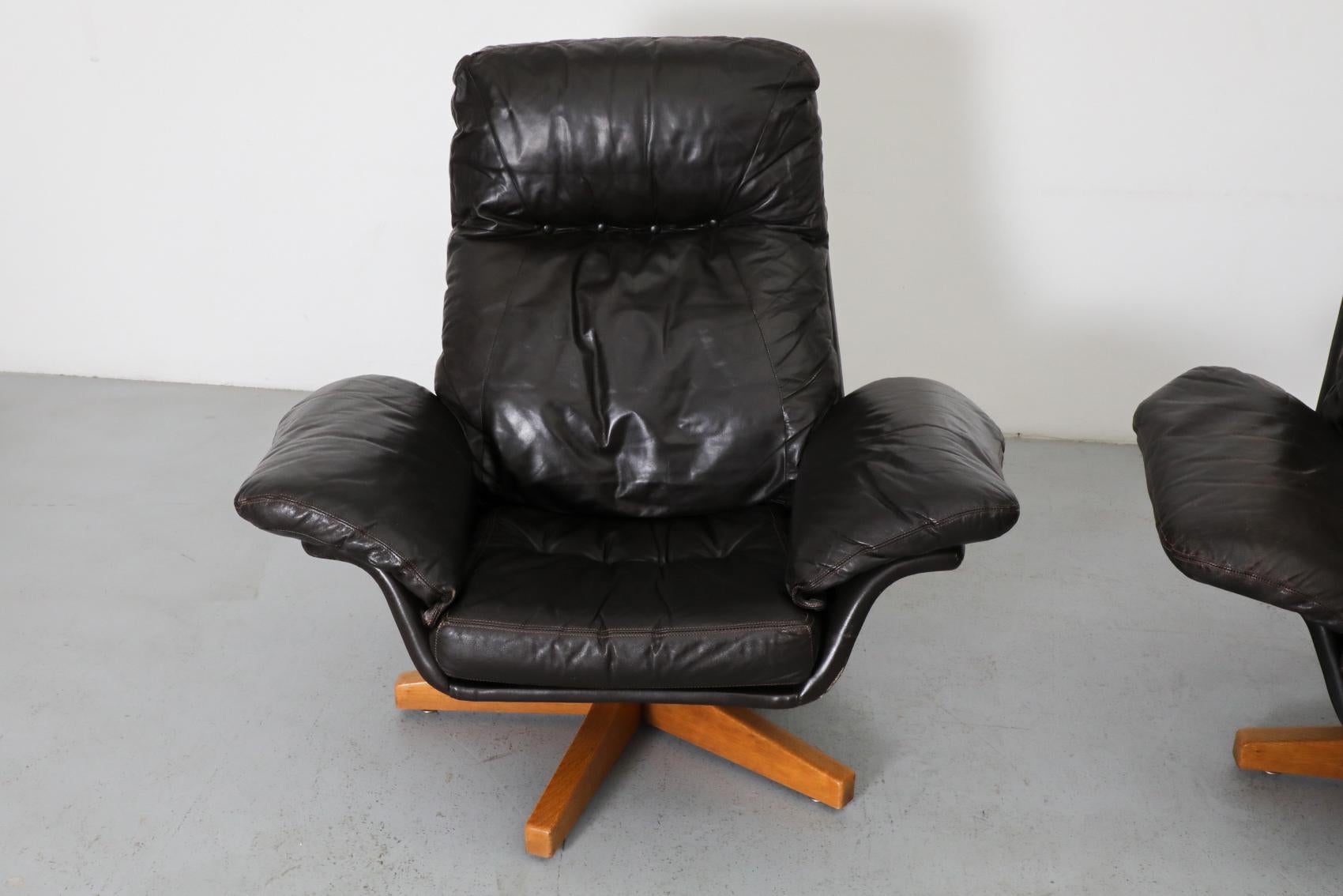 Gerard van den Berg (attr) Espresso Leder Drehsessel mit Eichenholzfüßen im Angebot 1