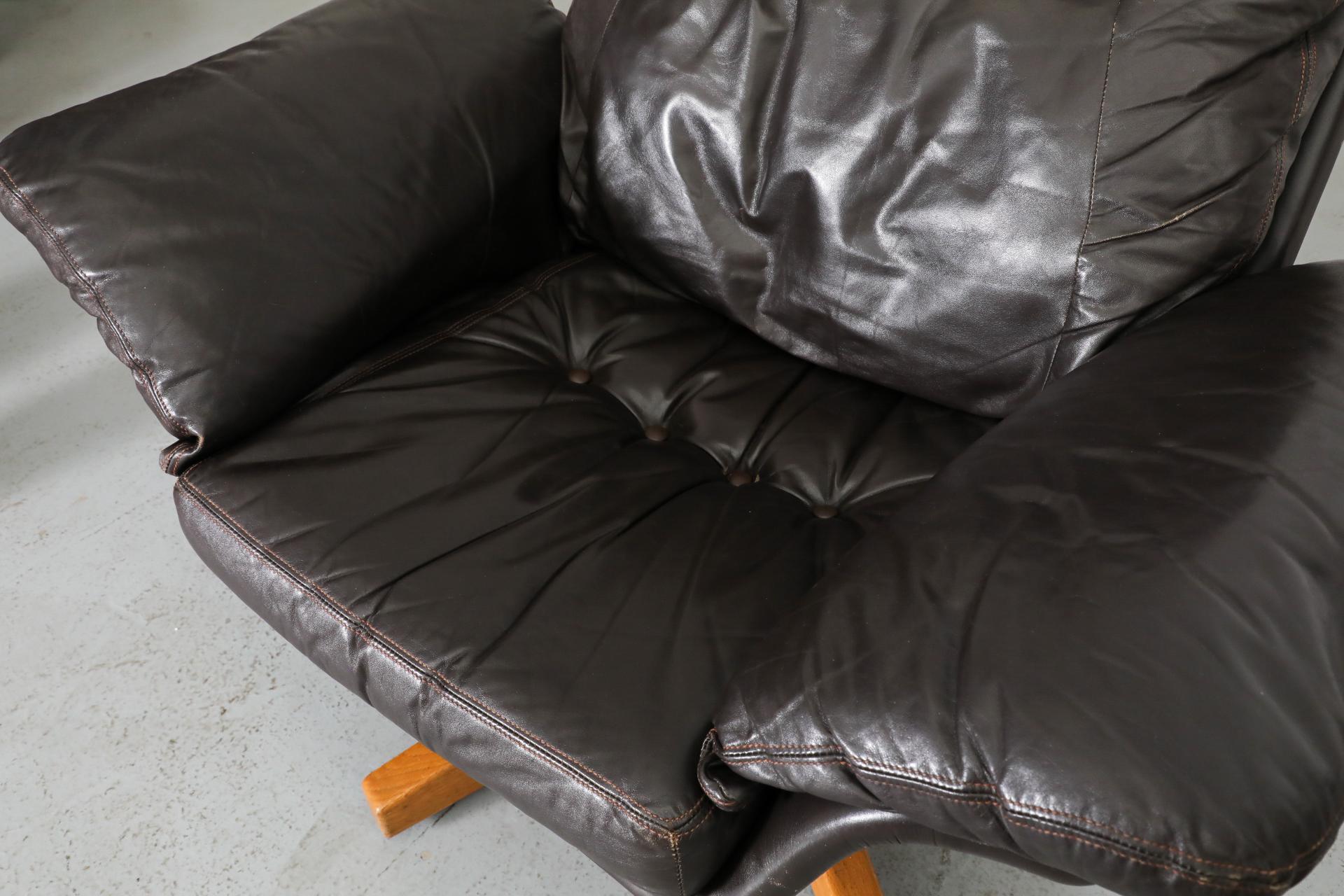 Gerard Van Den Berg Attributed Chaise longue pivotante en cuir Espresso en vente 3