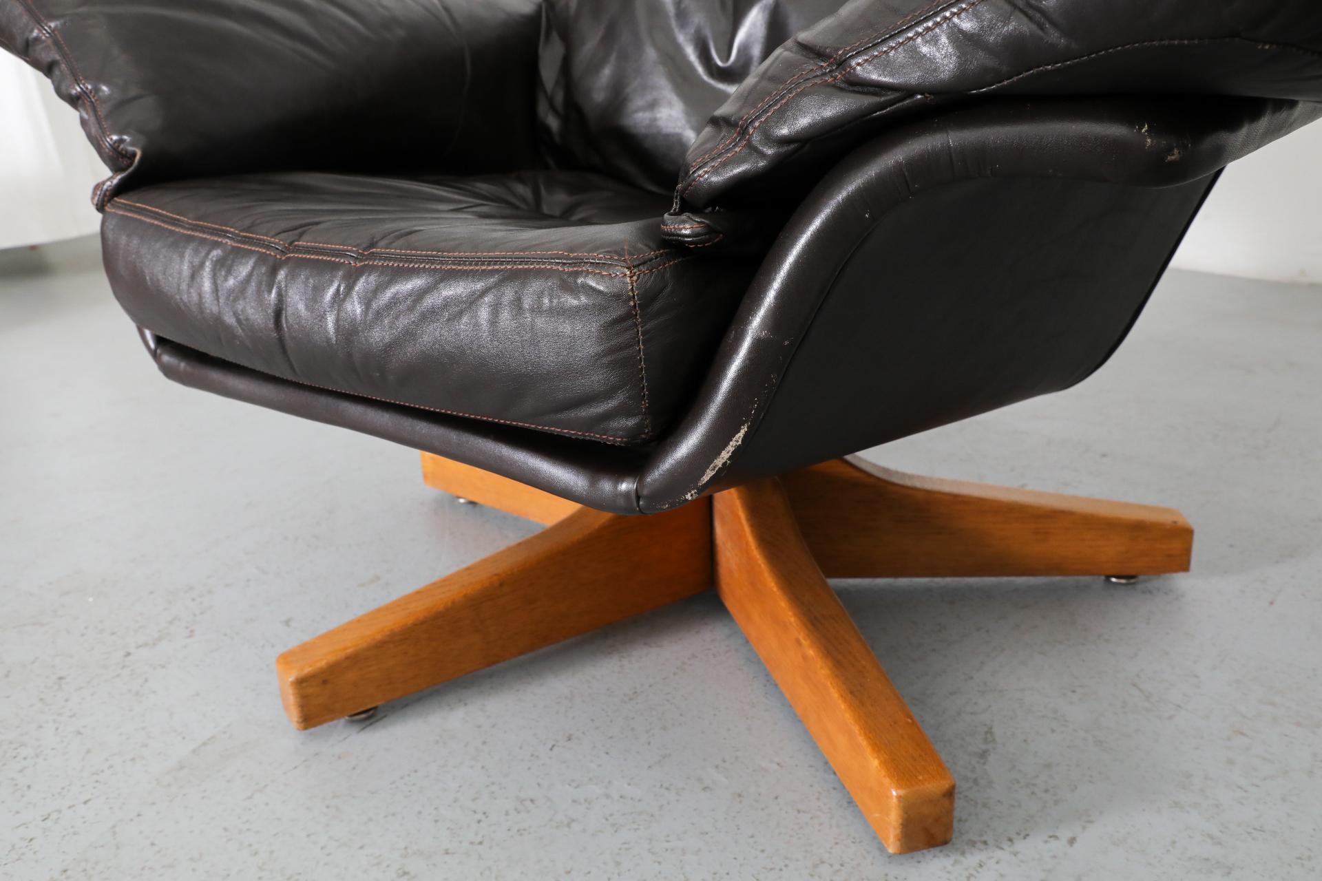 Gerard Van Den Berg Attributed Chaise longue pivotante en cuir Espresso en vente 4