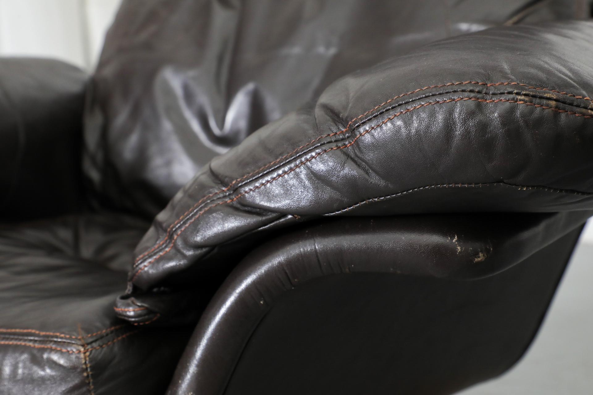 Gerard Van Den Berg Attributed Chaise longue pivotante en cuir Espresso en vente 5