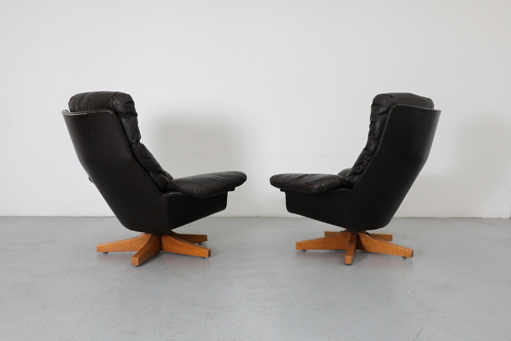 Néerlandais Gerard Van Den Berg Attributed Chaise longue pivotante en cuir Espresso en vente