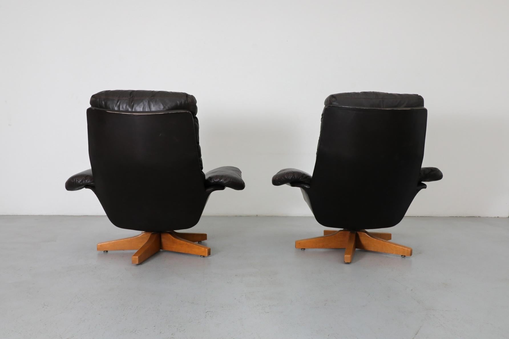 Gerard Van Den Berg Attributed Chaise longue pivotante en cuir Espresso Bon état - En vente à Los Angeles, CA
